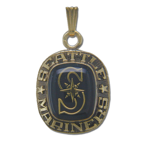 The Seattle Mariners Goldtone Pendant with Enamel showcases an oval-shaped design with the team logo at its heart. The outer ring of this stunning Balfour Sports creation is engraved with "Seattle Mariners," flanked by stars on each side.